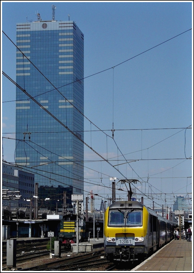 HLE 1341 is heading the IC A Eupen - Oostende in Bruxelles Midi on May 30th, 2009. 