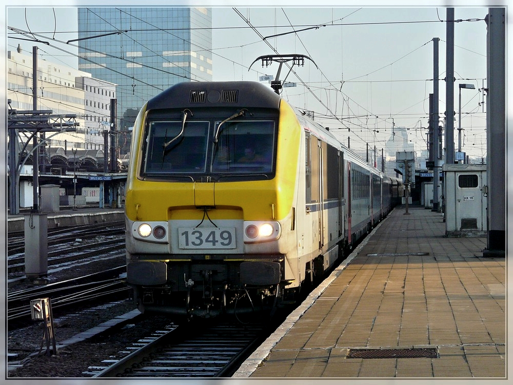 HLE 1349 is hauling the IC A Eupen - Oostende out of the station Bruxelles Midi on February 14th, 2009.