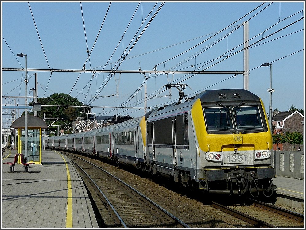 HLE 1351 is heading the IC A Oostende - Eupen in Ans on August 30th, 2009.