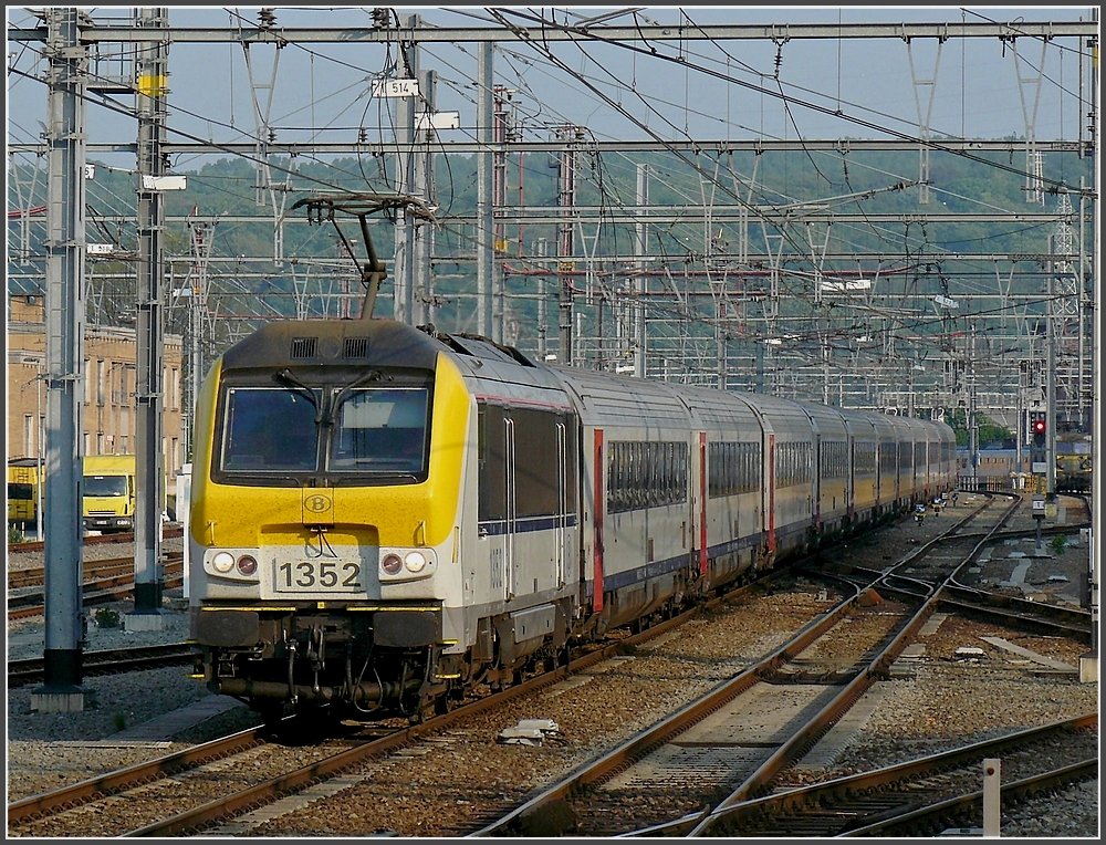 HLE 1352 heading the IC A Eupen-Oostende is arriving at the station Lige Guillemins on May 1st, 2009.