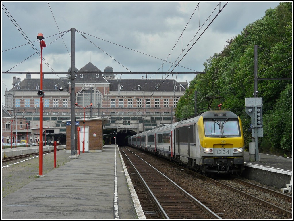 HLE 1354 is heading the IC 537 Eupen - Oostende in Verviers Central on July 12th, 2008.
