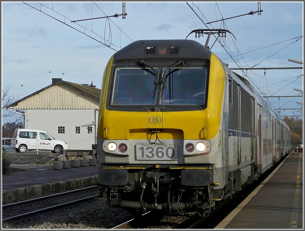 HLE 1360 heading M 6 wagons is running through the station of Kleinbettingen on its way from Luxemburg City to Arlon on November 15th, 2009.