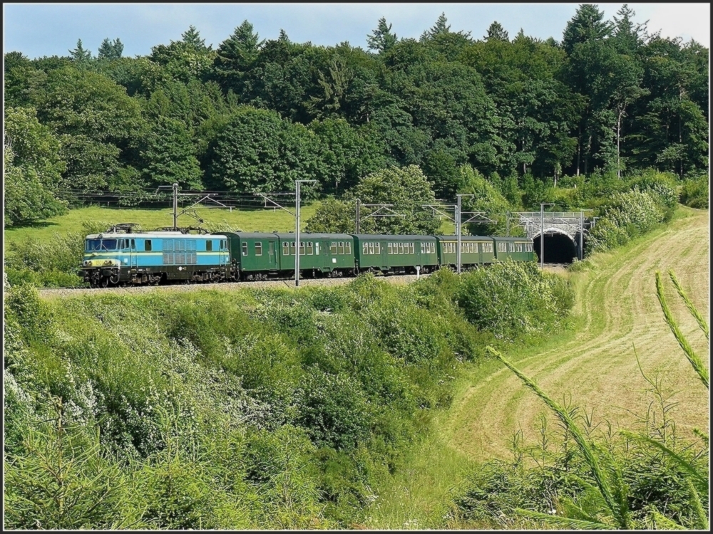 HLE 1501 with heritage M 2 wagons is leaving the tunnel near Vonêche on June 28th, 2008.