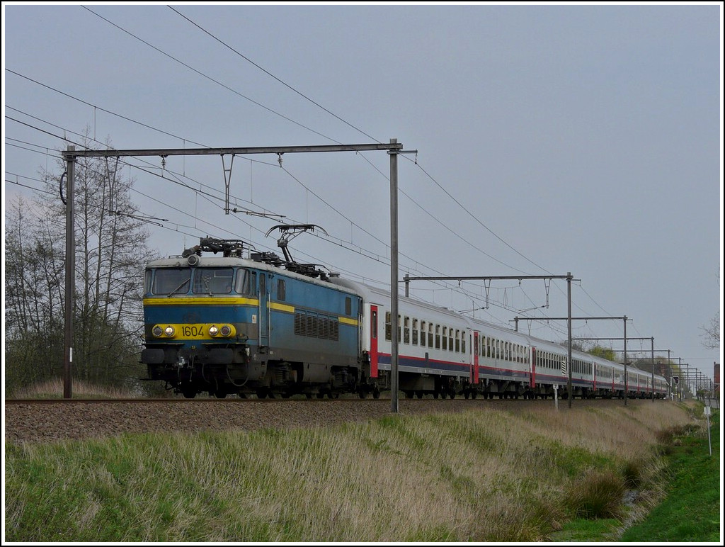 HLE 1604 is hauling the P train Schaerbeek - Oostende through Hansbeke on April 10th, 2009.
