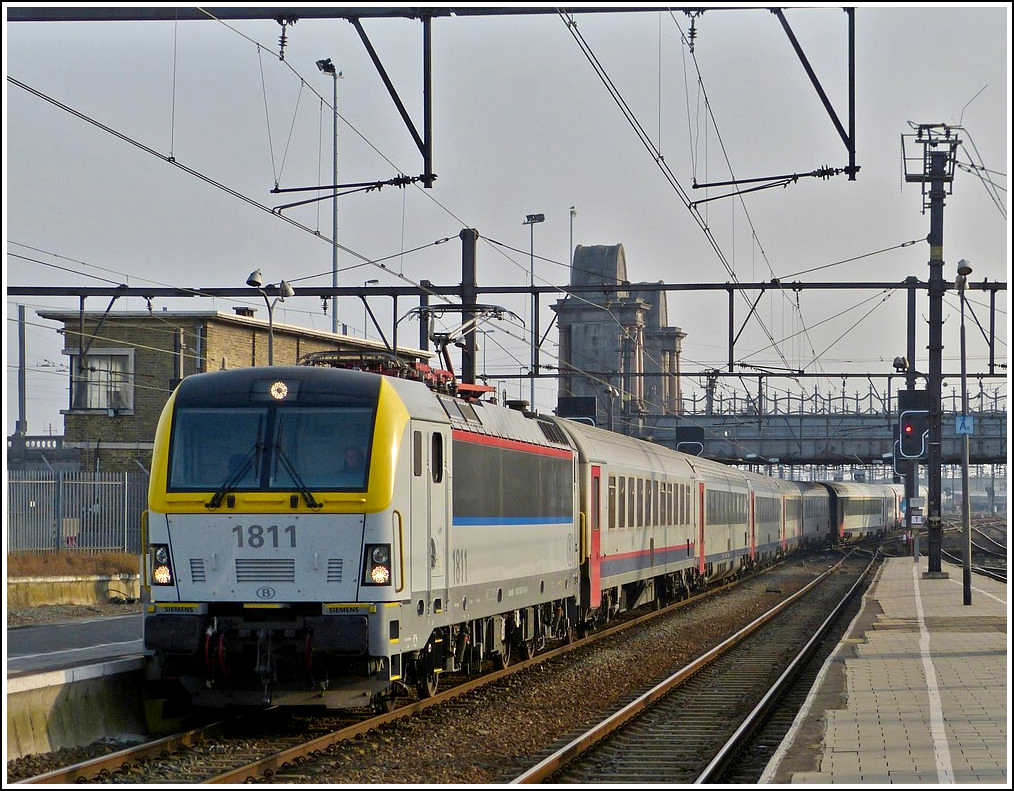 HLE 1811 with the IC 534 Eupen - Oostende is arriving at its final destination on November 12th, 2011.