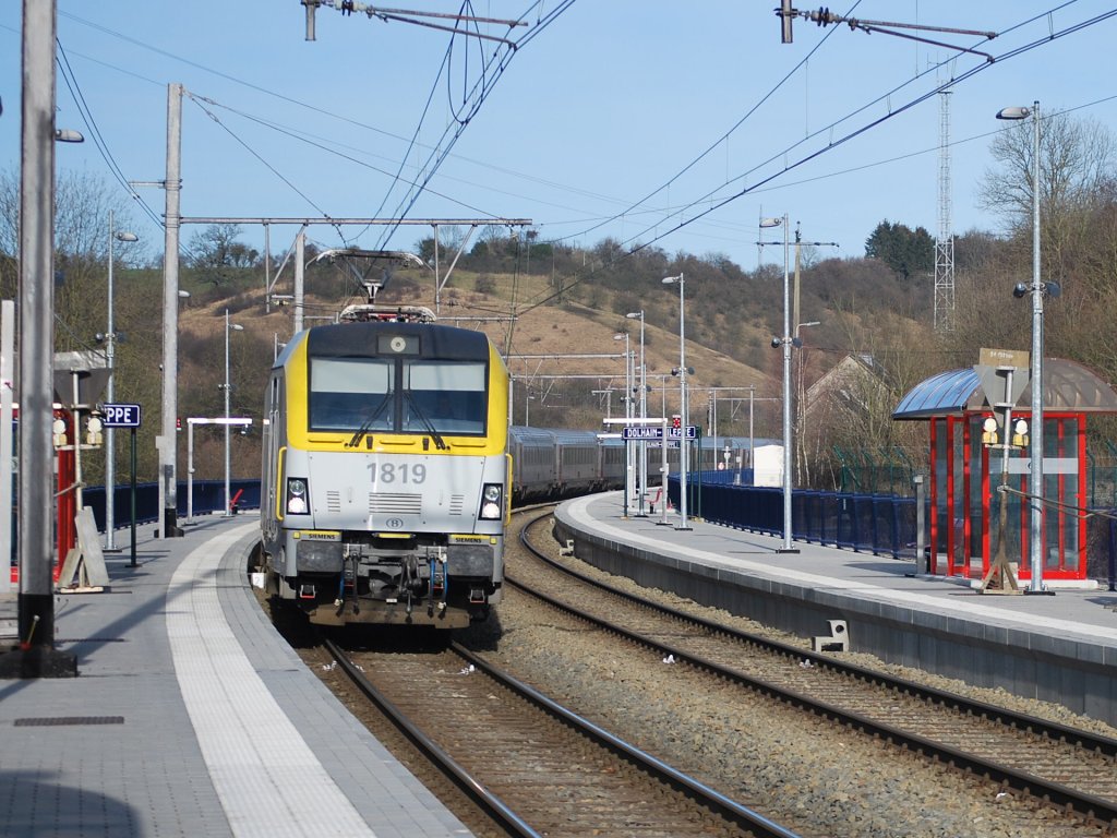 HLE 1819 hauling Intercity train Eupen-Oostende in Dolhain-Gileppe (17th Jan 2012).