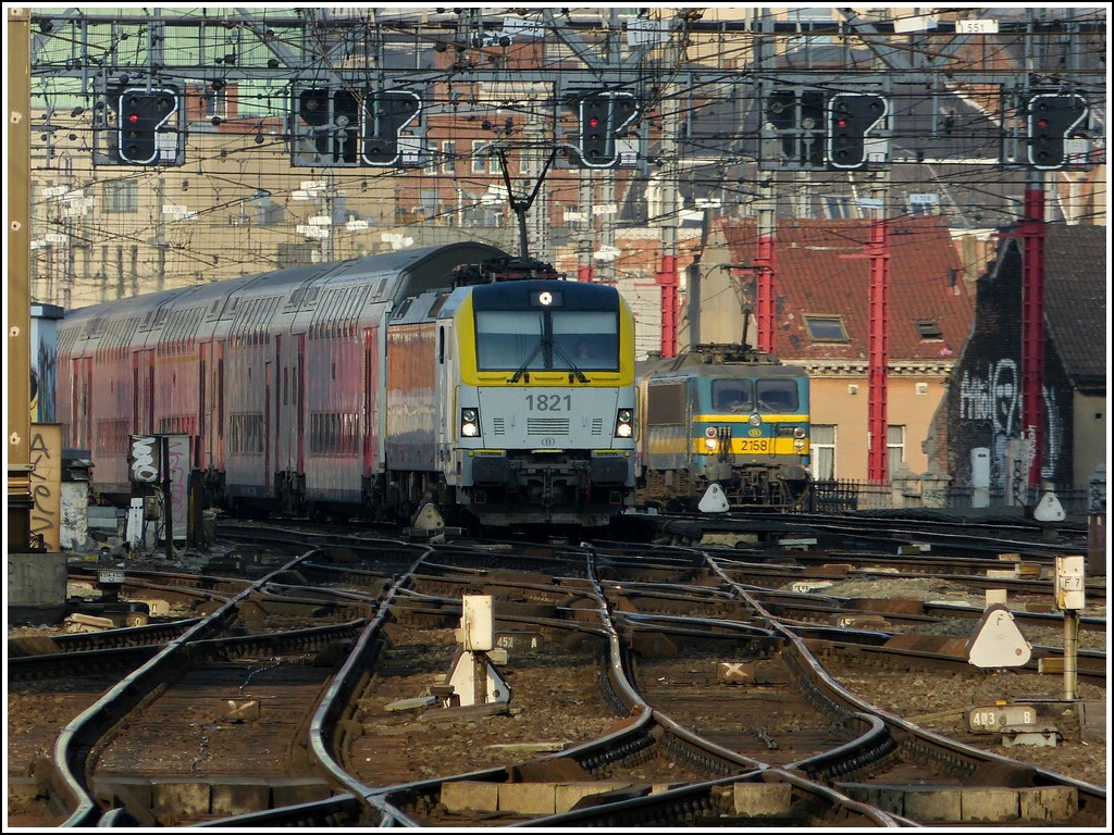 HLE 1821 is arriving with bilevel cars in Bruxelles Midi on March 23rd, 2012.