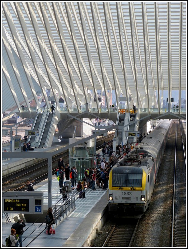 HLE 1833 is hauling the ICa 535 Eupen - Oostende into the station Lige Guillemins on March 23rd, 2012.