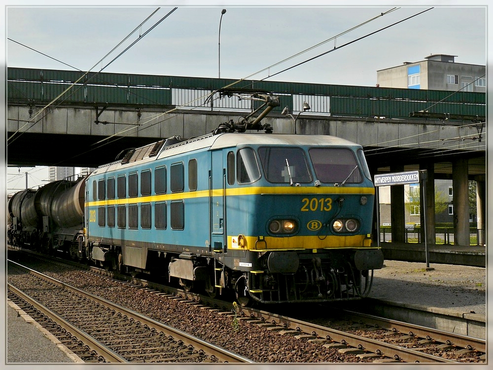 HLE 2013 is hauling a freight train through the station Antwerpen Nooderdokken on April 24th, 2010.