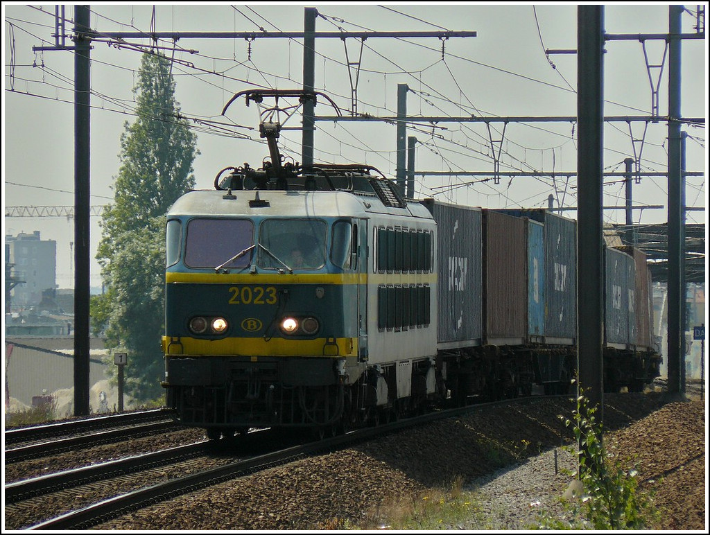 HLE 2023 is hauling a freight train through the station Antwerpen Noorderdokken on June 23rd, 2010.