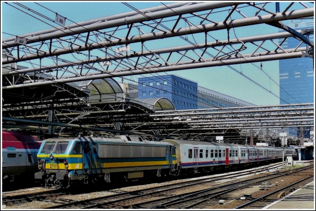 HLE 2117 with M 4 wagons is leaving the station Bruxelles Midi on May 30th, 2009.