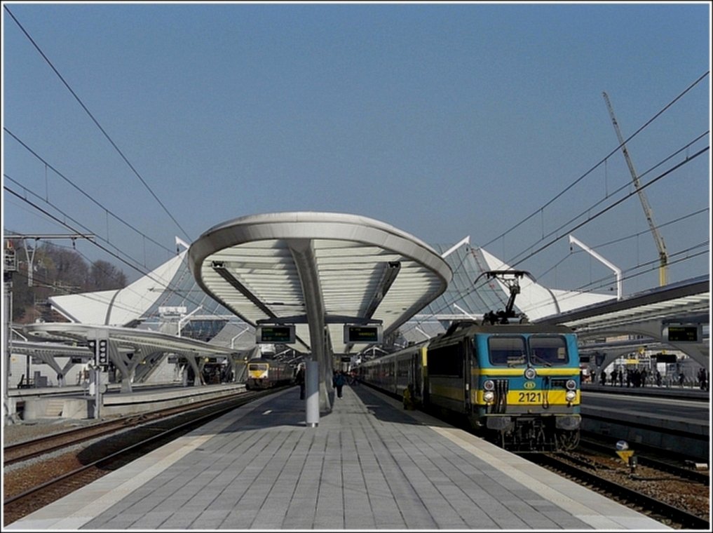 HLE 2121 with special train is waiting for passengers in Lige Guillemins on March 30th, 2009.