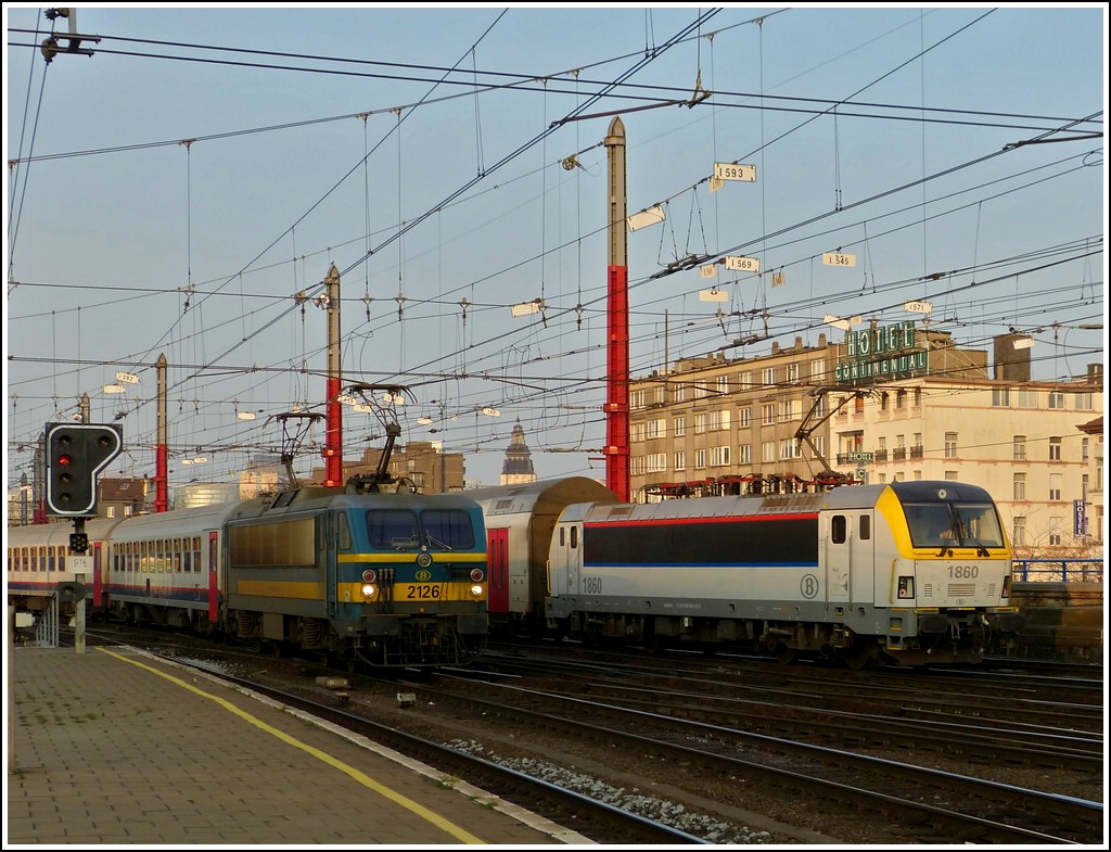 HLE 2126 is arriving in Bruxelles Midi, while HLE 1860 is leaving the station on March 23rd, 2012.