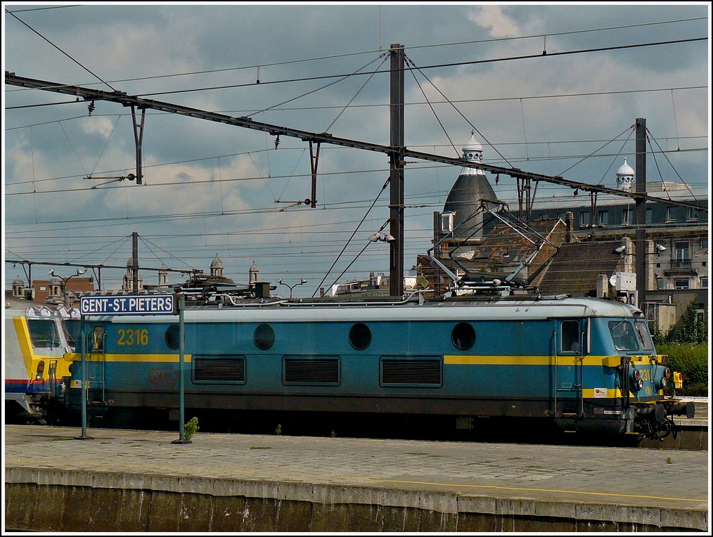 HLE 2316 is running through the station Gent St Pieters on August 11th, 2010.