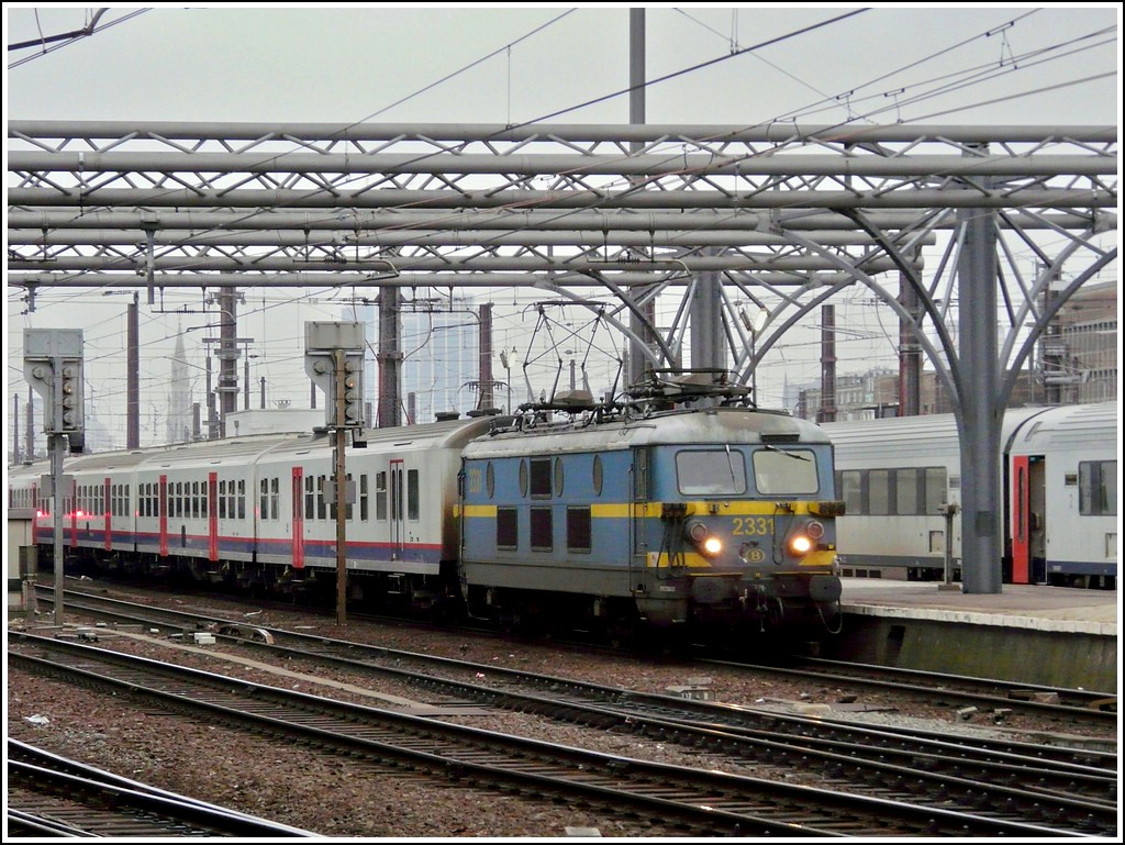 HLE 2331 with M 4 wagons is entering into the the station Bruxelles Midi on March 7th, 2008.