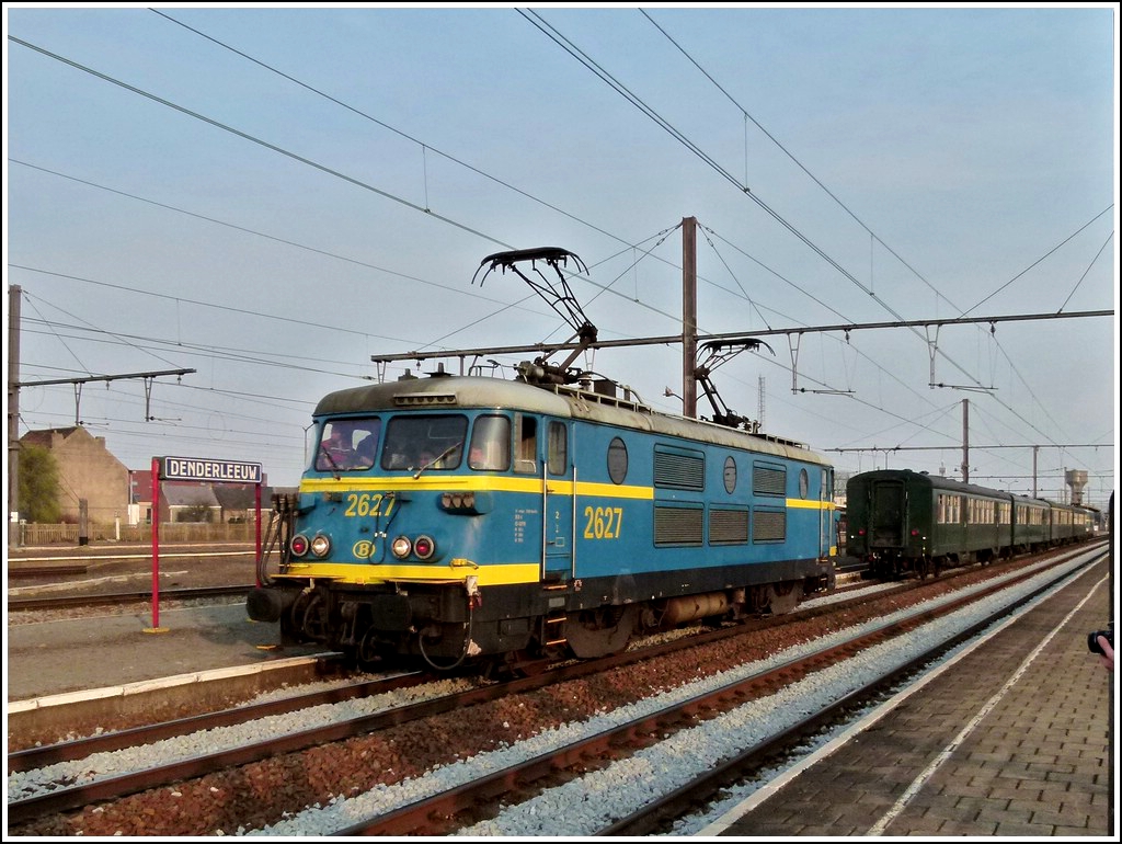 HLE 2627 is leaving its special train  Adieu Srie 26  in Dennderleeuw on March 24th, 2012.