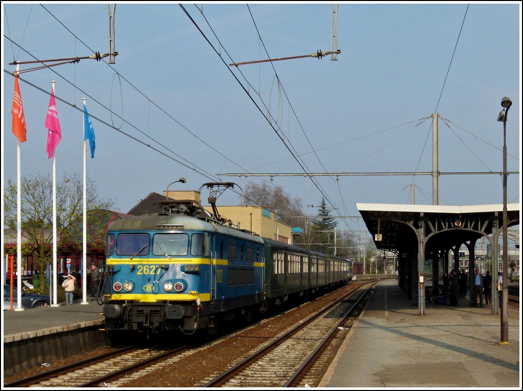 HLE 2627 with the special train  Adieu Srie 26  photographed in Dendermonde on March 24th, 2012.