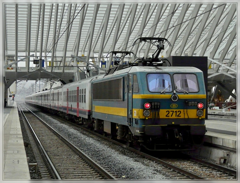 HLE 2712 with M 4 wagons is leaving with the red lights on the station Lige Guillemins on September 12th, 2008