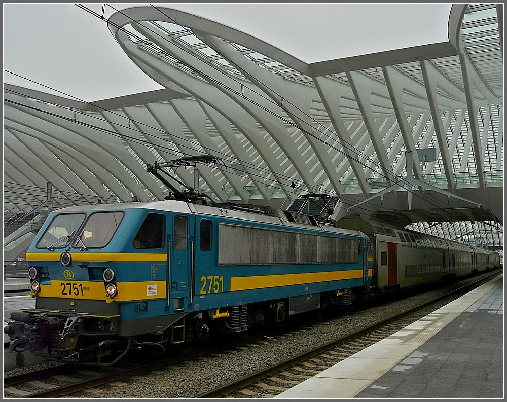 HLE 2751 with bilevel cars is leaving the station Lige Guillemins on January 16th, 2010.