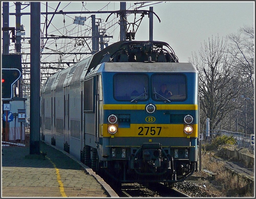 HLE 2757 with bilevel wagons is arriving at the station Gent Sint Pieters on February 14th, 2009. 