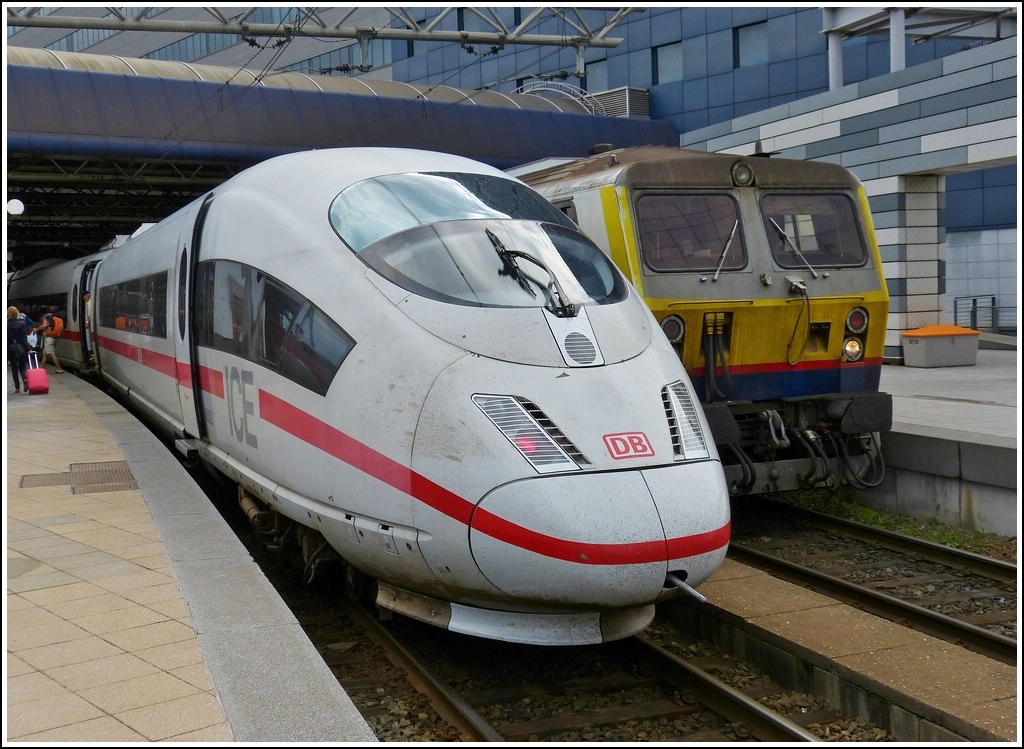 ICE and M4 control car pictured together in Bruxelles Midi on June 22nd, 2012.