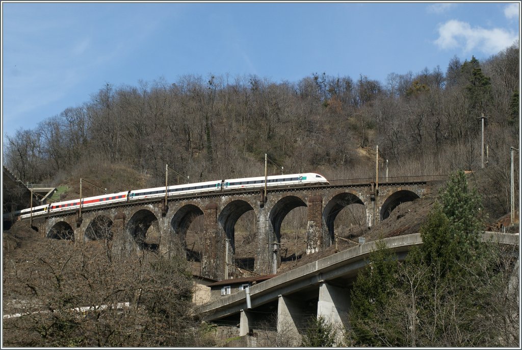 ICN 10016 Lugano - Zrich on the 111 m long Piantonbridge.
03.04.2013