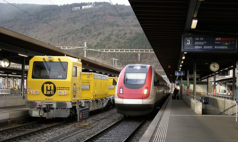 ICN and the  Marti-Shuttle  720 901-8 in Biel/Bienne. 
08.12.2009