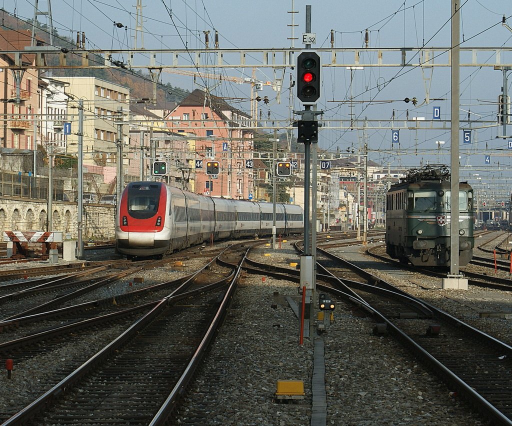 ICN to Basel is leaving the Neuchatel Station. 
19.11.2009