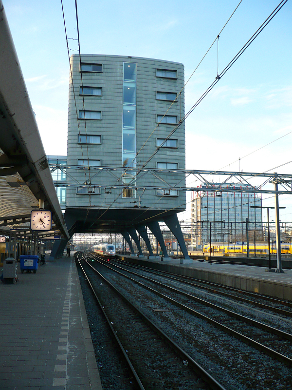 In Amsterdam centraal station a hotel has been build over track 2, 3 and 4. Under the hotel ICE unit 4604. Picure taken on 03-02-2011.