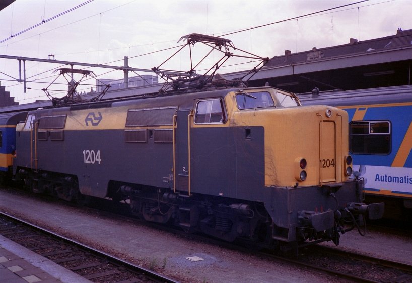 In August 1990 I took this photo of a class 1200 locomotive number 1204 in Maastricht. Scanned photonegativ.