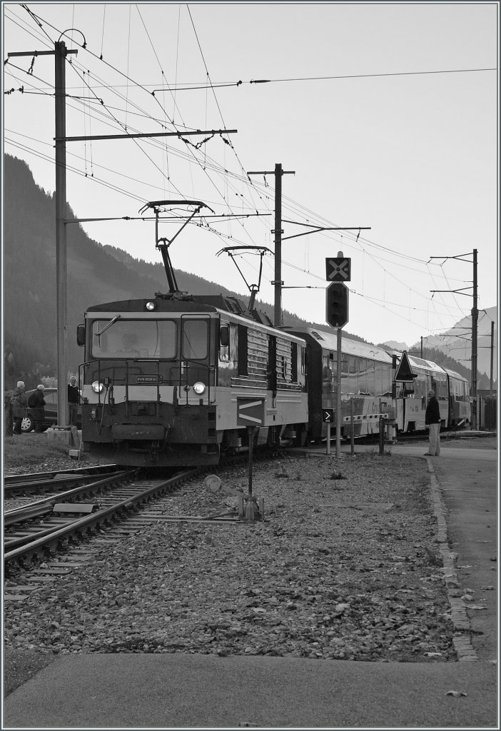 In Black and White: GDe 4/4 with a Golden Pass Panoramic is arriving at Saanen. 
05.11.2010