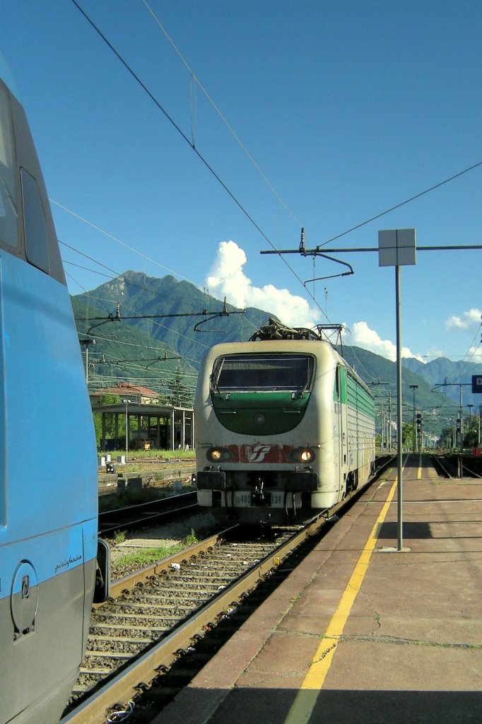 In Domodossola is the FS E 402 139 approaching the EC to Milan.
13.06.2008