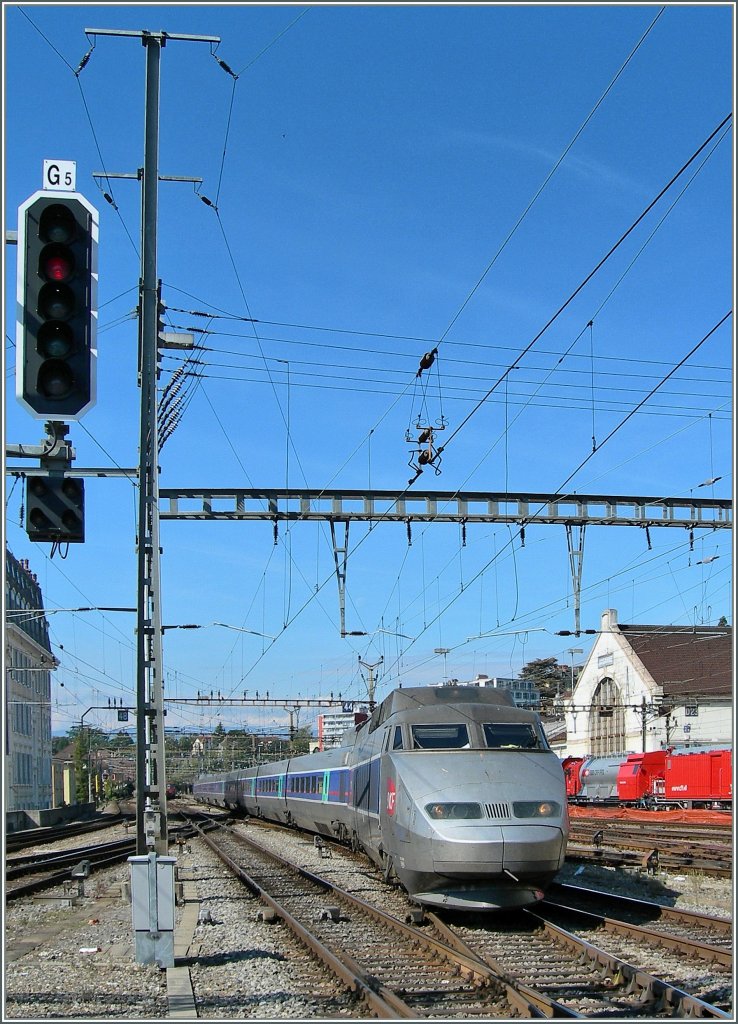 In Lausanne the TGV Lyria 9268 to Paris is arriving on the platform.
29.09.2010