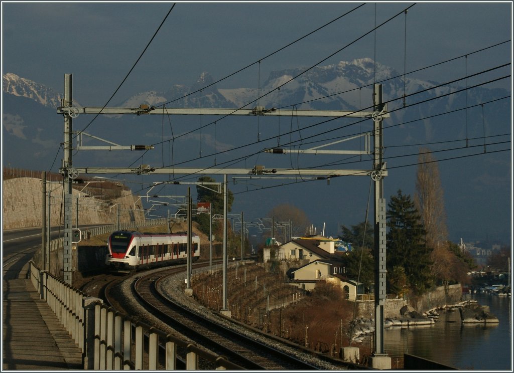 In the background the dark mountains, runs a Flirt by St Saphorin to Villenneuve.
25.02.2012