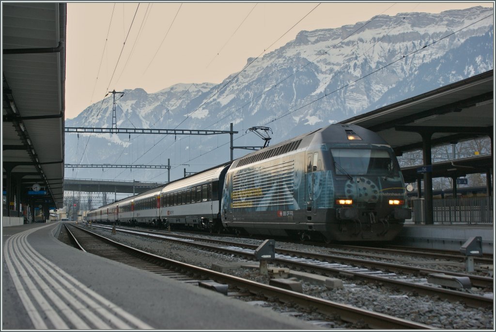 In the first light on the day waits in Interlaken East Station the SBB Re 460 080-5 with his IC to Basel on the departure time.
05.02.2011