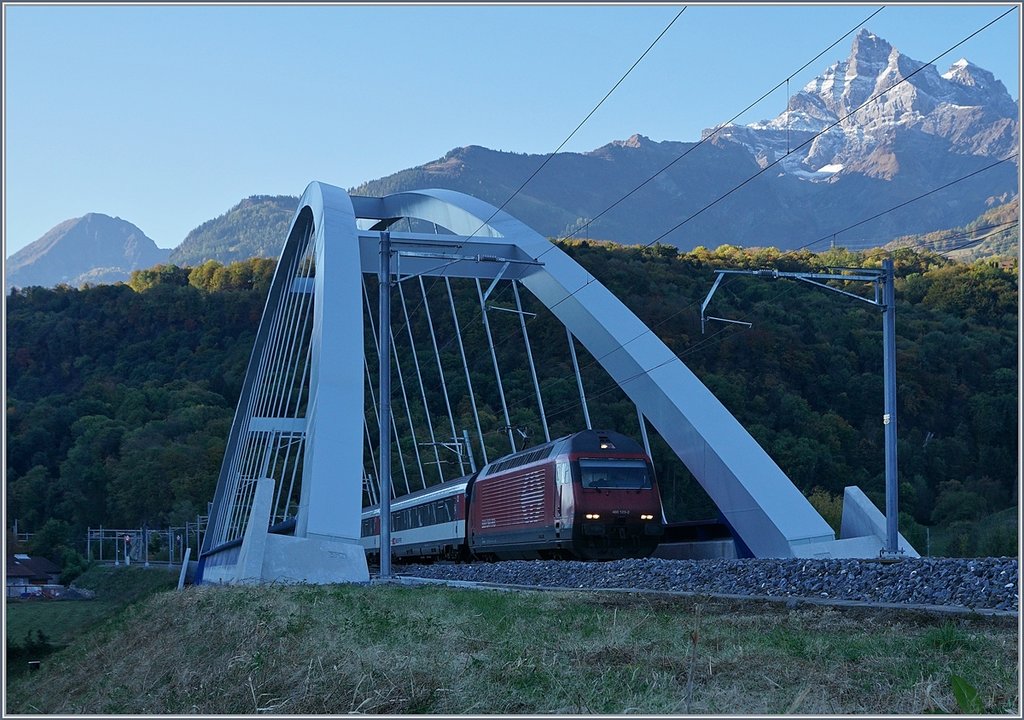 In the mornig Shadow: The SBB Re 460 109-2 with an IR on the new Massogex Bridge between St Maurice and Bex.
11.10.2017