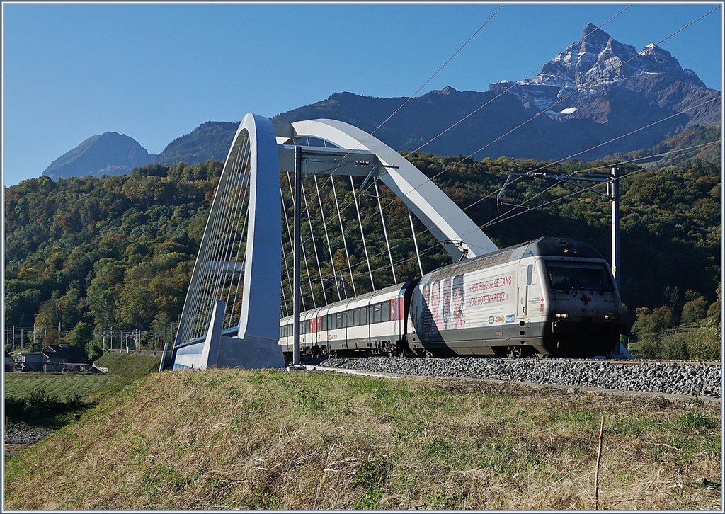 In the mornig Sun: The SBB Re 460 011-7 with an IR on the new Massogex Bridge between St Maurice and Bex. 11.10.2017