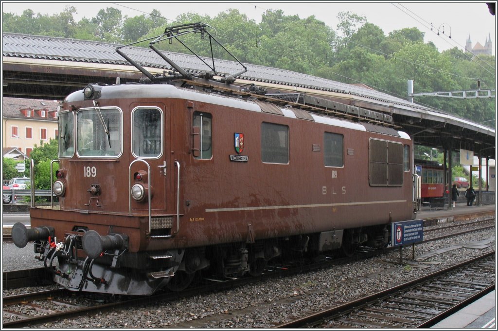 In the rain: The BLS Re 4/4 N 189 in Vevey. 
07.02.2007