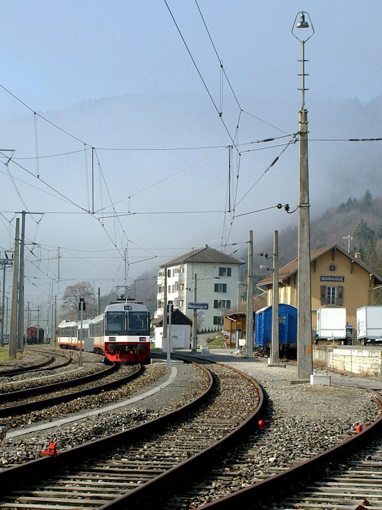 In the SBB station Noiraigue waits the RVT NPZ the depart time. 
19.11.2009 