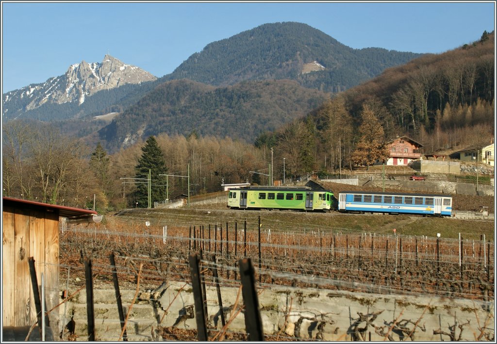 In the vineyards over Aigle: A ASD-local train from Les Diablerests to Aigle.
04.02.2011