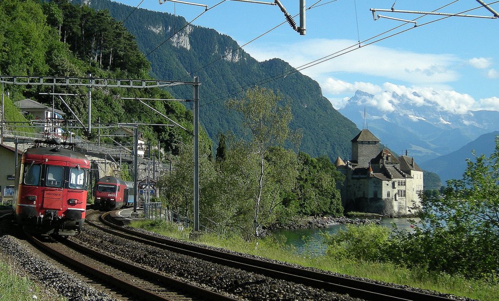Interesting trains by the Castle of Chillon: The SBB RBe 4/4 is running with his RE to St-Maurice and from Milano is coming a Re 460 with a CIS EC.  