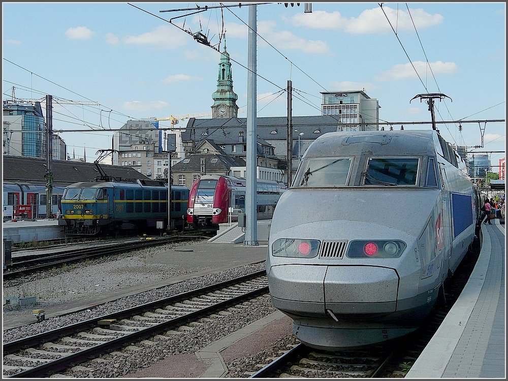 International trains in the station of Luxembourg City photographed on August 4th, 2009. While the SNCF TGV Atlantique/Rseau is arriving, the SNCB 2007 is leaving the station and the CFL multiple unit Z 2204 is waiting for departure.