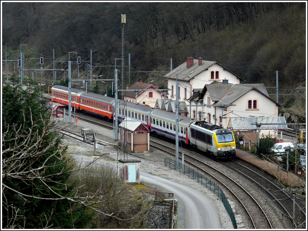 IR 118 Luxembourg City - Liers is leaving the station of Kautenbach on April 17th, 2008.