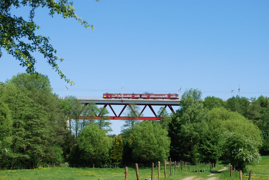 IR train Aachen-Liège over the Hammerbrücke (May 2008); EMU type AM 62-63