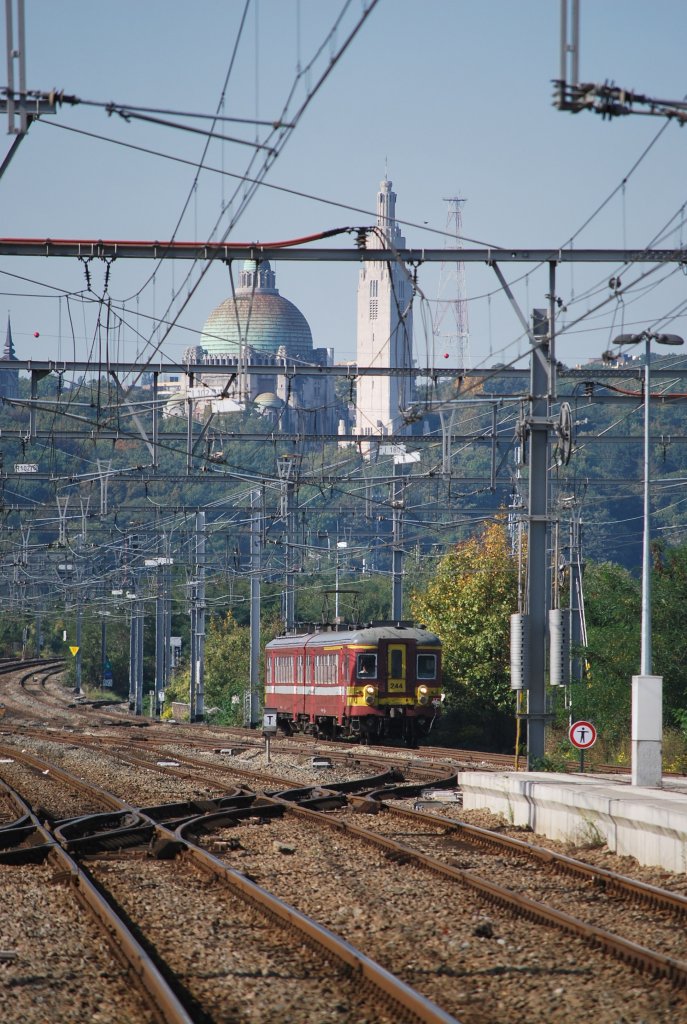 IR train to Aachen Hbf is arriving at Angleur station in October 2010. Behind: the War Memorial in Cointe.