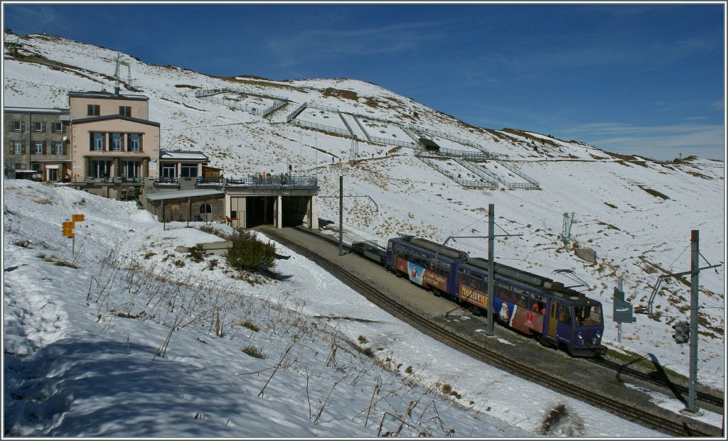Is leaving from the Rochers de Naye summit Station: The MGN (Golden Pass groupe) BDeh 4/8. 
12.10.2011