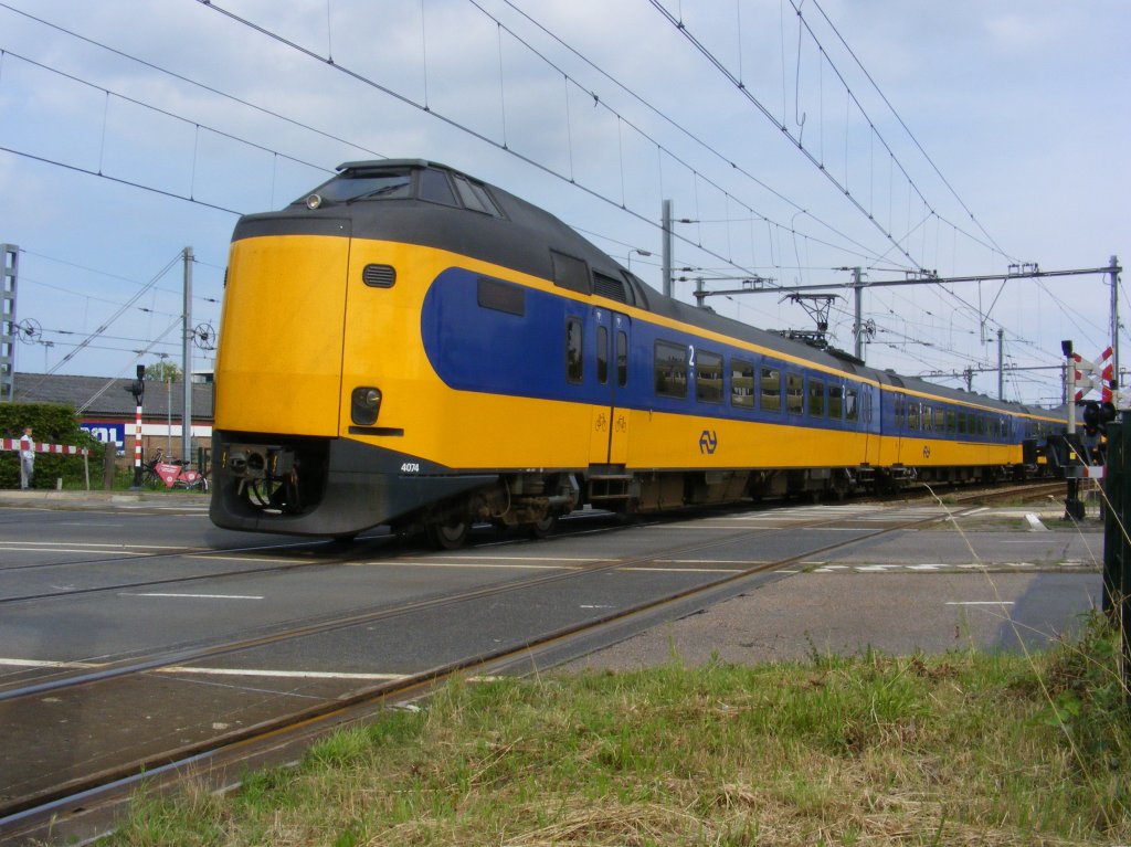 koploper leaving for amersfoort in typical silhouett Hoorn sunday of 5-8-2012