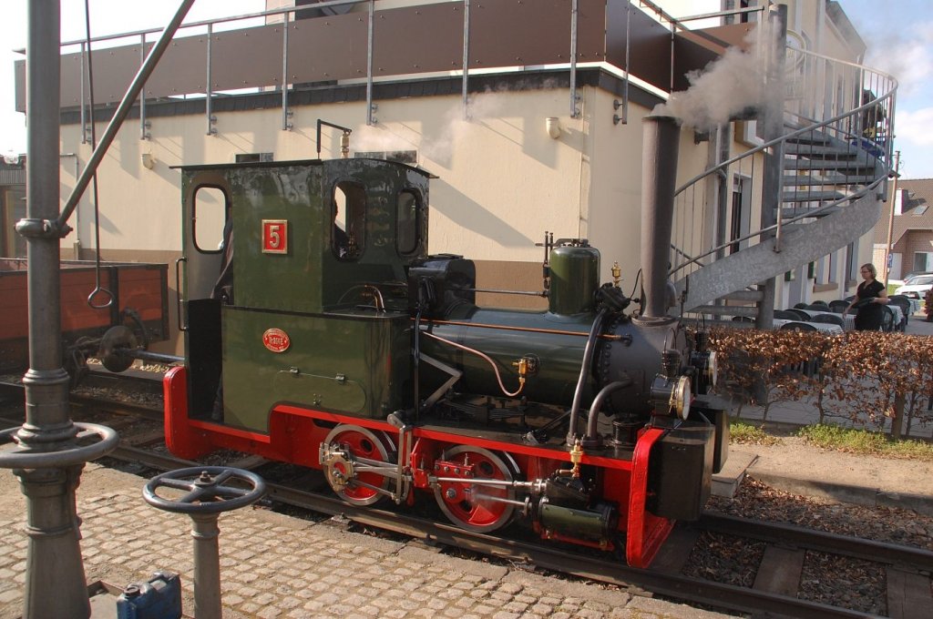 Little steamengine built by Krauss und Maffei in Munich in the early years of the last century......reconstructed in the early month of this year in great britain. 8th april of 2012
