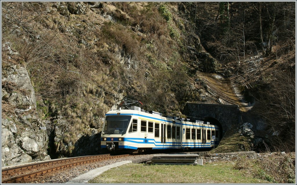 Local train 310 to Camedo between Verdasio and Palagnedra. 
24.03.2011