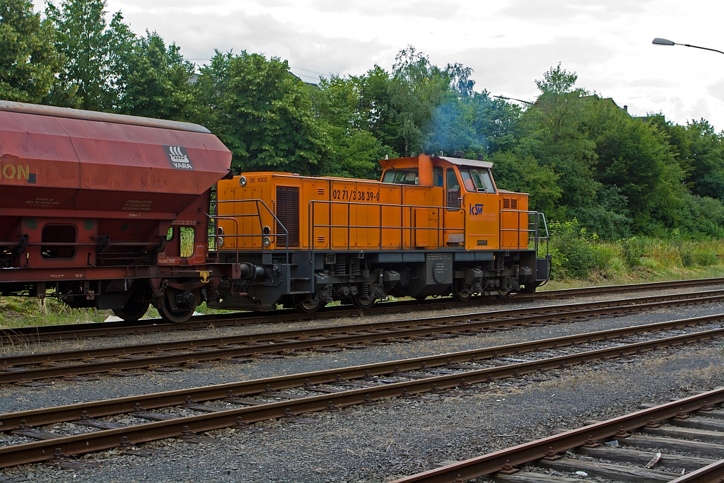 Locomotive 41 (MaK DE 1002) of the Kreisbahn Siegen-Wittgenstein (KSW) at the 08.07.2011 in Herdorf goes on with a freight train. From the KSW own yard, it then goes onto the DB-track in direction of Betzdorf.
